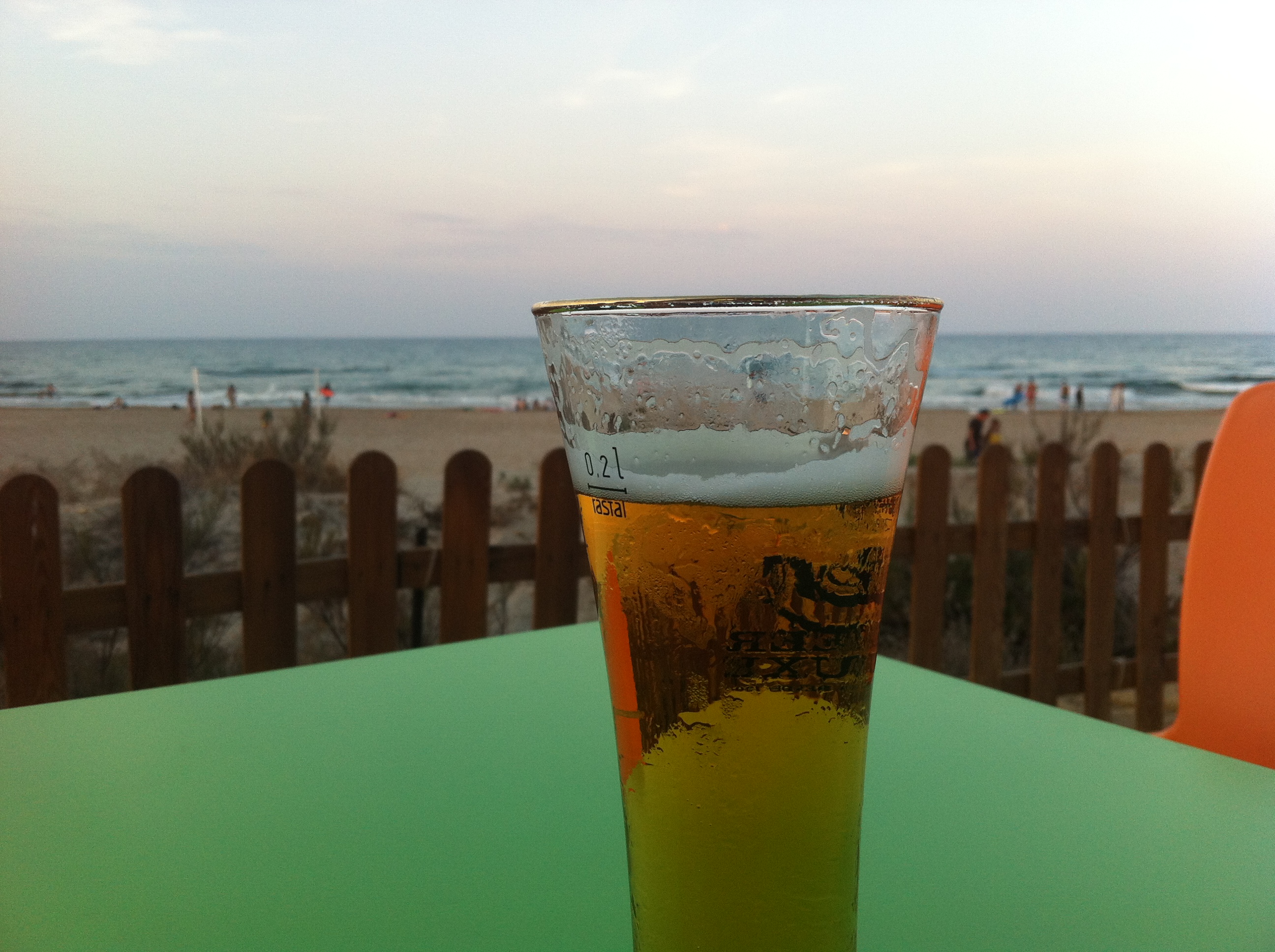 Cerveza en la playa del Dosel