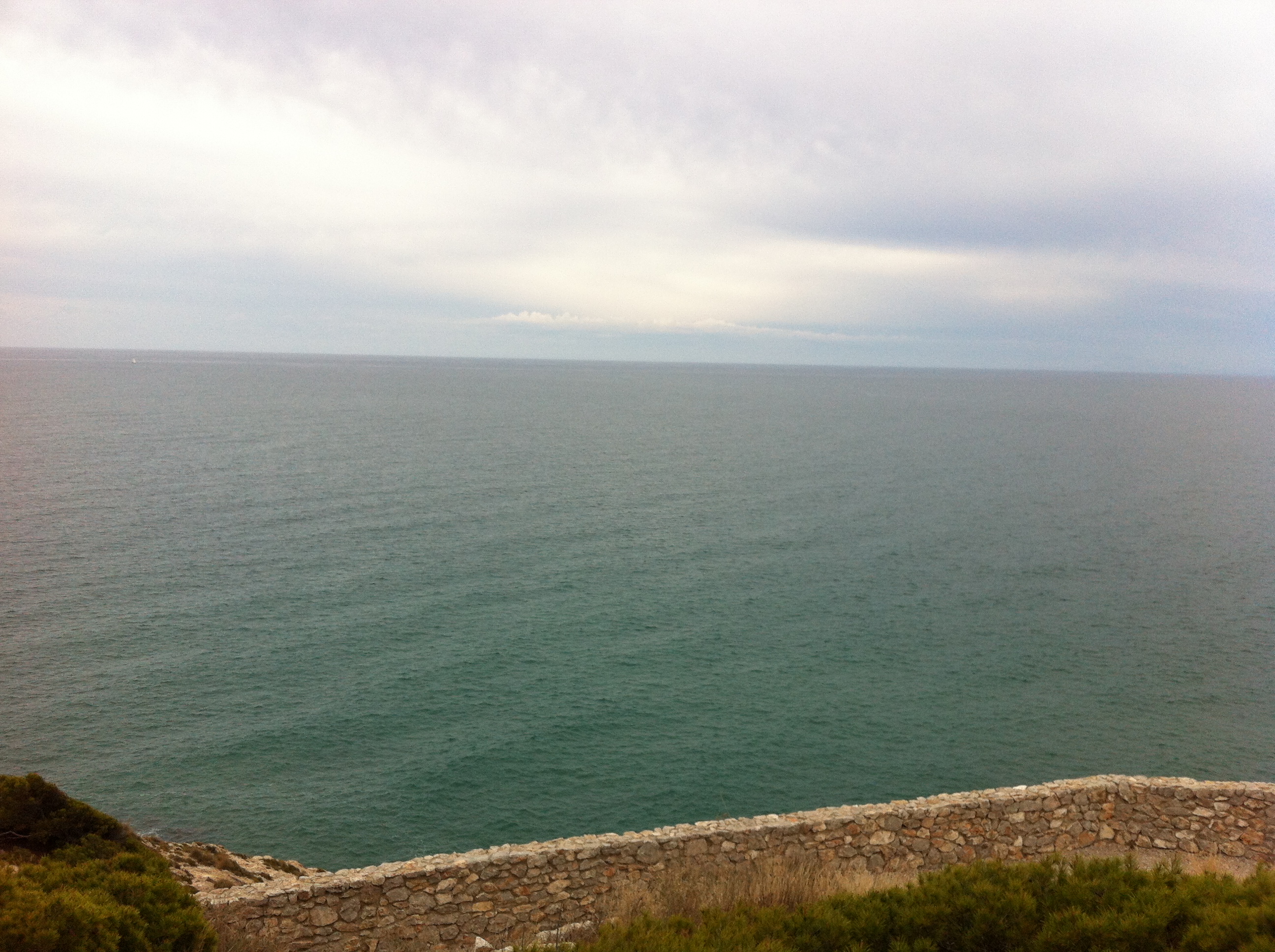 La escultura de las manos en el mirador del Faro - Faro de Cullera