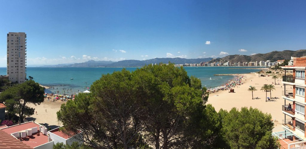 Vista de la playa de Los Olivos en un día de verano