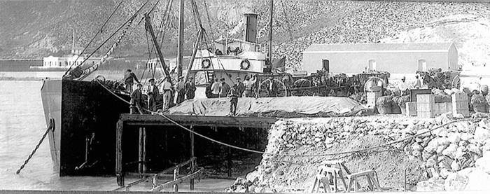 descarga de un buque en el muelle del Portet de Cullera.
