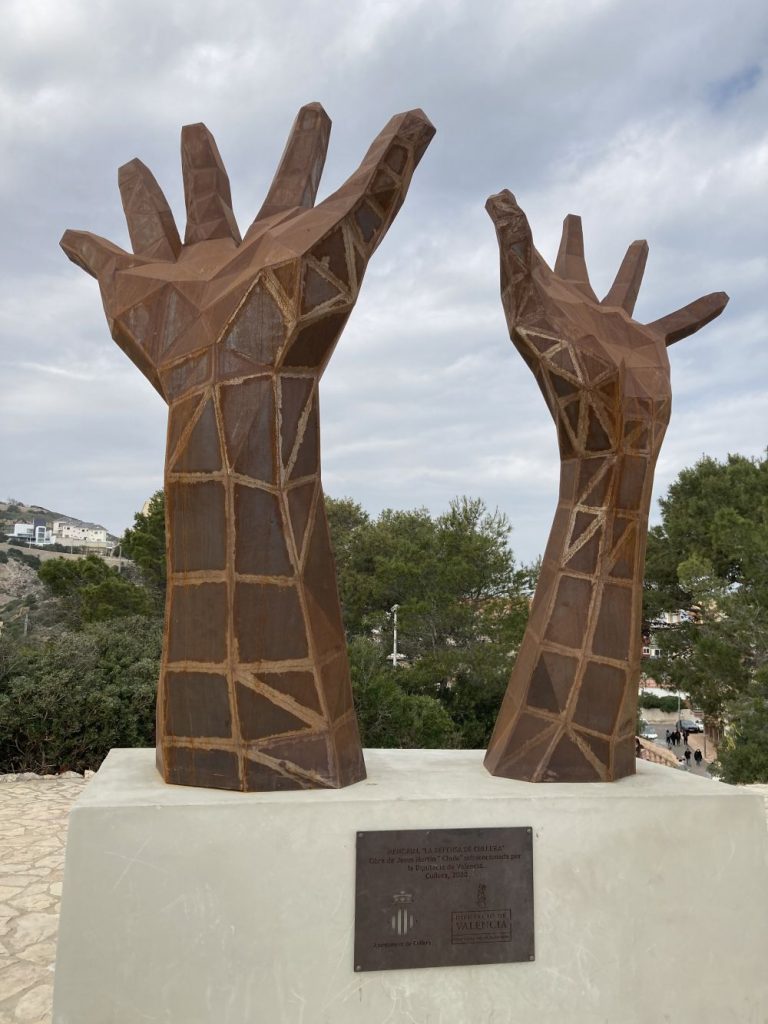 La escultura de las manos en el mirador del Faro - Faro de Cullera