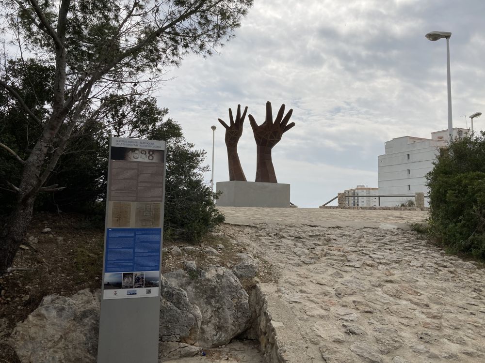 La escultura de las manos en el mirador del Faro