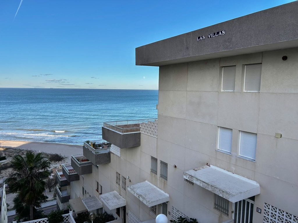 Vista lateral del edificio Villas Cap de Faro con sus terrazas escalonadas.