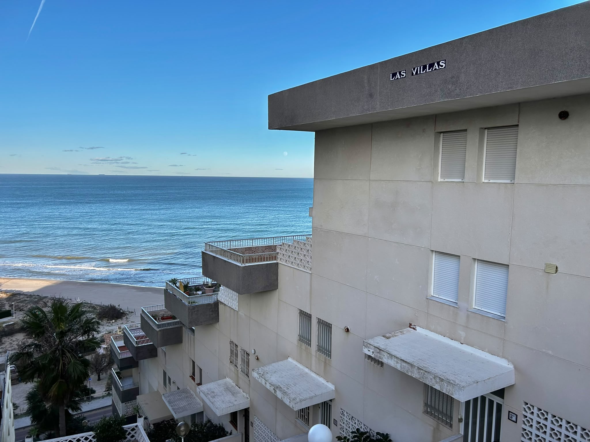 Vista lateral del edificio Villas Cap de Faro con sus terrazas escalonadas.